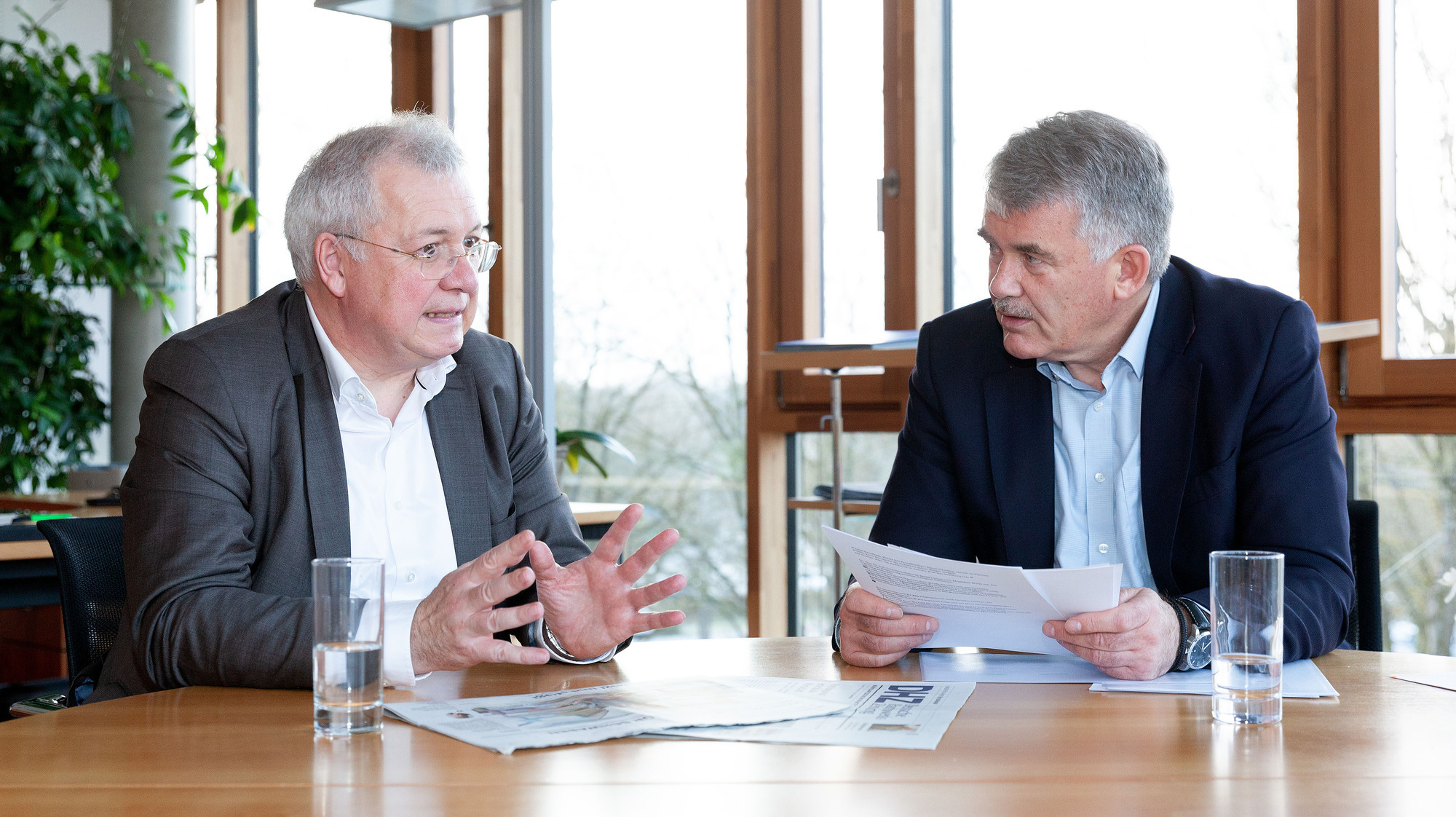 MdEP Markus Ferber im Gespräch mit HWK-Hauptgeschäftsführer Ulrich Wagner. Beide mahnen beim EU-Lieferkettengesetz Verbesserunge